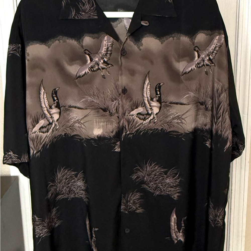 Memo’s XL Black Microfiber Camp Shirt Ducks Hunting Scene Short Sleeve Button Up